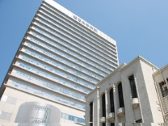 �������b���ȑ�w�����a�@�i�{�@�j���̗p�����͓������b���ȑ�w�i�{�@�E������ÃZ���^�[�E������ÃZ���^�[�E���a�@�j�y������W�z�F�Ō�t�A�E�͕��������i�[�X�i�r