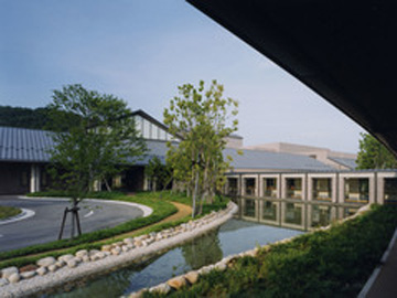 ���Ɍ������q����ÃZ���^�[�F�Ō�t�A�E�͕��������i�[�X�i�r