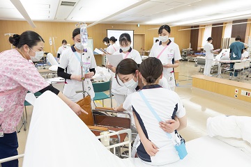 ������ȑ�w�����a�@�F�Ō�t�A�E�͕��������i�[�X�i�r