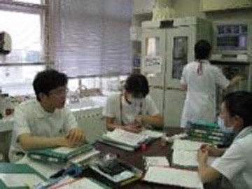 �����a�@�@�\�@�܂��ƈ�ÃZ���^�[�F�Ō�t�A�E�͕��������i�[�X�i�r