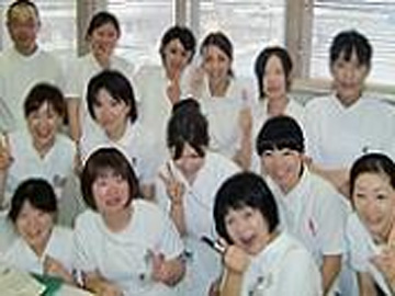 �����a�@�@�\�@�܂��ƈ�ÃZ���^�[�F�Ō�t�A�E�͕��������i�[�X�i�r