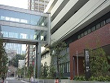 �������b���ȑ�w�����a�@�i�{�@�j���̗p�����͓������b���ȑ�w�i�{�@�E������ÃZ���^�[�E������ÃZ���^�[�E���a�@�j�y������W�z�F�Ō�t�A�E�͕��������i�[�X�i�r