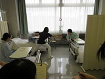 �������b���ȑ�w�����@���a�@���̗p�����͓������b���ȑ�w�i�{�@�E������ÃZ���^�[�E������ÃZ���^�[�E���a�@�j�y������W�z�F�Ō�t�A�E�͕��������i�[�X�i�r