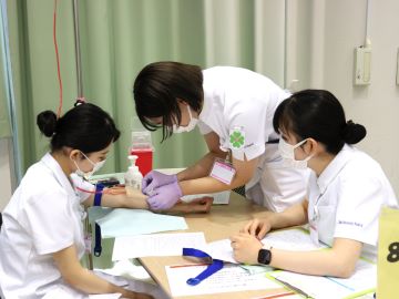 ��t��w��w�������a�@�F�Ō�t�A�E�͕��������i�[�X�i�r