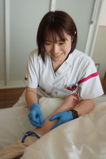 �{�錧������Z���^�[�F�Ō�t�A�E�͕��������i�[�X�i�r